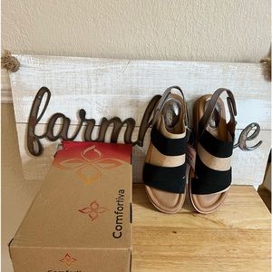 Women’s Comfortiva Sandals Size 8 are made with pillow top padding inside